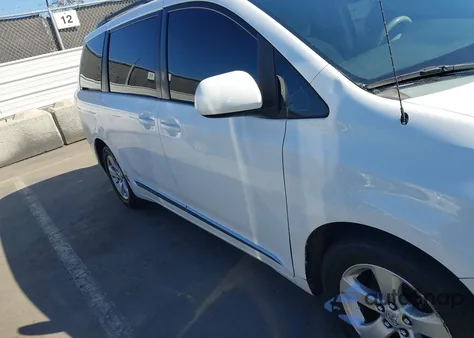 2013 Toyota Sienna Le V6 8 Passenger z USA, uszkodzony, nr VIN 5TDKK3DC2DS365971